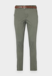Chinos vert olive avec une coupe droite, dotés d'une ceinture en cuir marron, de poches latérales et d'un tissu légèrement texturé.