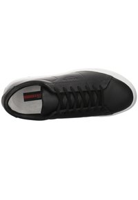 Baskets en cuir noir avec une texture lisse, bout rond et lacets noirs. Présente une semelle en caoutchouc blanc et un détail de marque subtil.