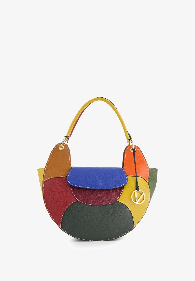 Multikleurige handtas met een gebogen vorm. Gemaakt van leer, met vlekken in blauw, geel, groen, rood en oranje, met contrasterende stiksels.
