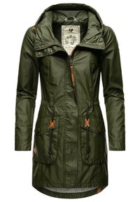 Olivgrön vattentät jacka med huva, dragsko i midjan och knappluckade fickor. Har en dragkedja fram och textil detaljer.