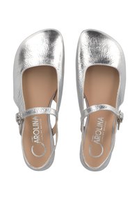 Silberne, metallische Mary Jane-Schuhe mit quadratförmiger Zehenpartie, einem Riemen mit verstellbarem Schnallenverschluss und glatter Textur.