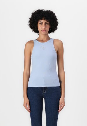 Canotta a righe blu chiaro con scollatura arrotondata e delicata decorazione sul davanti, abbinata a jeans in denim scuri.