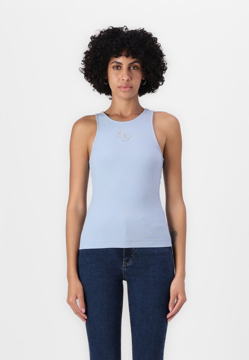 Hellblau gerippte Tanktop mit rundem Halsausschnitt und zarten Verzierungen auf der Vorderseite, kombiniert mit dunklen Jeans.
