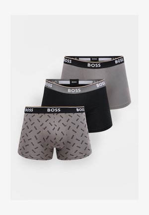Drei Herren-Boxershorts in Grau, Schwarz und Grau mit einem schwarzen Bündchen mit BOSS-Logo, eines mit einem Muster aus wiederholtem BOSS-Schriftzug.