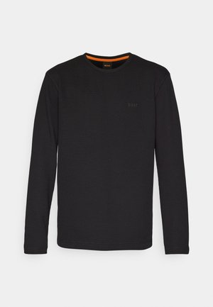 Camiseta negra de manga larga hecha de una tela suave, con escote redondo y un pequeño logo en relieve en el pecho con un acento naranja en el interior del cuello.