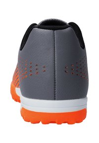 Scarpa atletica grigia con suola accentuata arancione, upper testurizzato, design perforato per traspirabilità e collarino nero per il comfort.