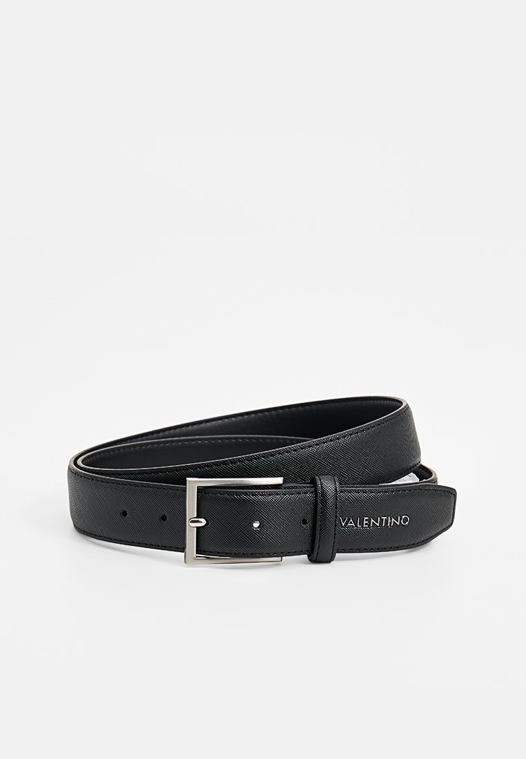 Cintura in pelle nera con texture liscia, fibbia rettangolare in tono argento e marchio Valentino impresso sulla cinghia.