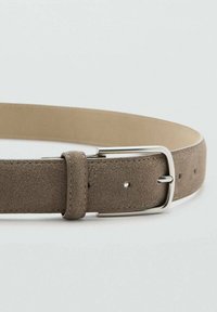 Cinturón de ante en marrón claro con acabado suave, con una hebilla de metal plateado y cinco agujeros para ajuste.