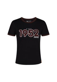 Svart bomulls t-shirt med brun ribbad krage. Har texten "SEN 1952" i vit och röd färg. Avslappnad passform med korta ärmar.