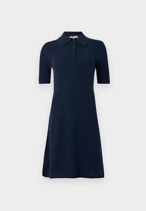 Marineblauwe gebreide jurk met korte mouwen, kraag, drieknoopsluiting en een lichte A-lijn rok.