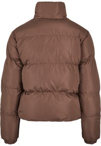 Brun pufferjakke med høj krave, der har et quiltet design og elastiske manchetter, der understreger et varmt og isoleret udseende.