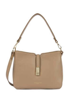 Sac à main en cuir texturé marron clair avec fermoir doré, une anse supérieure unique et une bandoulière amovible.