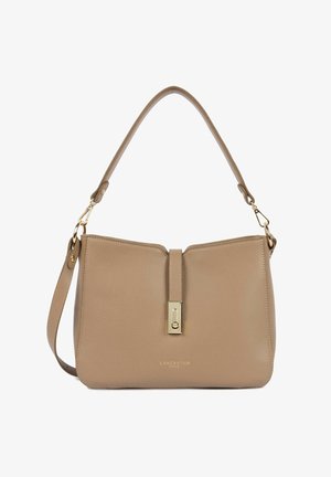 Sac à main en cuir texturé marron clair avec fermoir doré, une anse supérieure unique et une bandoulière amovible.