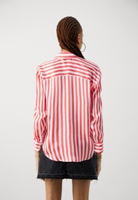 ONLY ONLWINNIE IDOL SHIRT - Bluza s gumbima - cloud dancer/rose of sharon