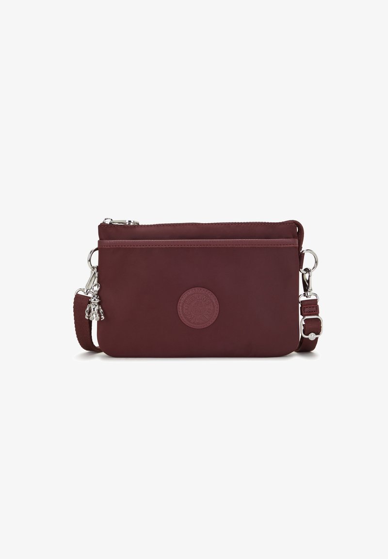 Burgunderfarbene Leder-Crossbody-Tasche mit verstellbarem Schulterriemen, Reißverschluss, geprägtem Logo, dekorativem Anhänger und glatter Textur.