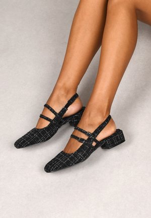 Chaussures slingback en tweed noir et blanc avec orteils pointus, doubles brides de cheville et un talon carré bas. Le tissu texturé ajoute un intérêt visuel.