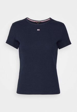 Granatowy dopasowany T-shirt z krótkim rękawem i okrągłym dekoltem oraz małym czerwono-biało-niebieskim logo umieszczonym centralnie pod kołnierzem.