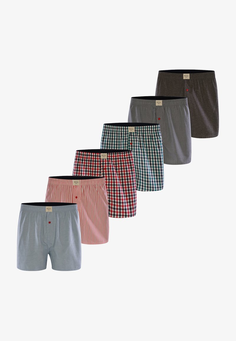 Šest párů pánských bavlněných boxerů. Vlastnosti zahrnují různé vzory: jednobarevná šedá, modrá, červené proužky a vícebarevné kostkované designy. Všechny mají černé elastické pásky.