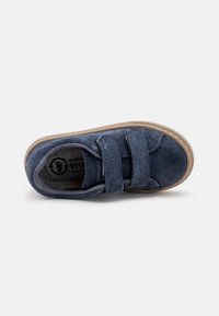 Dark blue suede shoe with two Velcro straps, beige rubber sole, and a soft interior lining. Eco-friendly design.