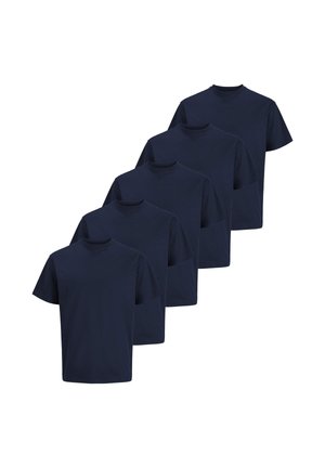 Fünf schlichte marineblaue T-Shirts mit kurzen Ärmeln und Rundhalsausschnitt, in einer versetzten Reihe auf weißem Hintergrund angeordnet.