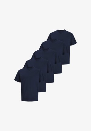 Fem ensfarvede marineblå T-shirts med korte ærmer og rund hals, arrangeret i en forskudt række på hvid baggrund.