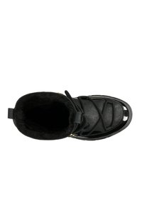 Stivale alla caviglia nero con un esterno in pelle texture, fodera in pelliccia sintetica e lacci piatti. Presenta una punta lucida e dettagli dorati.