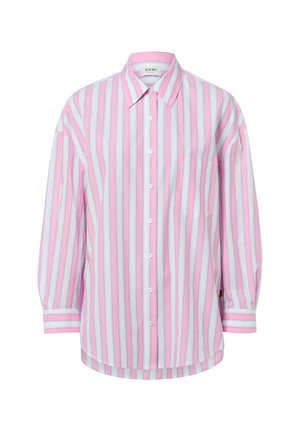 Koszula z długim rękawem na guziki z pionowymi różowo-biało-niebieskimi paskami, z ostrym kołnierzykiem i przednią kieszenią na piersi.