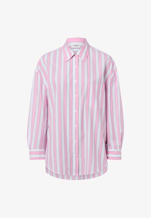 Koszula z długim rękawem na guziki z pionowymi różowo-biało-niebieskimi paskami, z ostrym kołnierzykiem i przednią kieszenią na piersi.