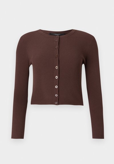 Cardigan marron à côtes avec un col rond, des manches longues et une coupe courte. Équipé de six boutons ronds sur le devant.