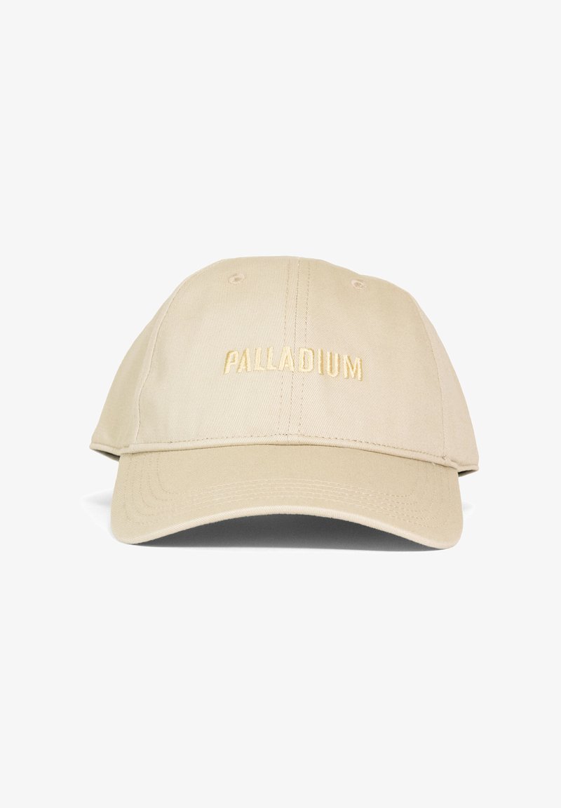 Casquette de baseball beige à visière courbée, avec "PALLADIUM" brodé en fil beige assorti sur le panneau avant.