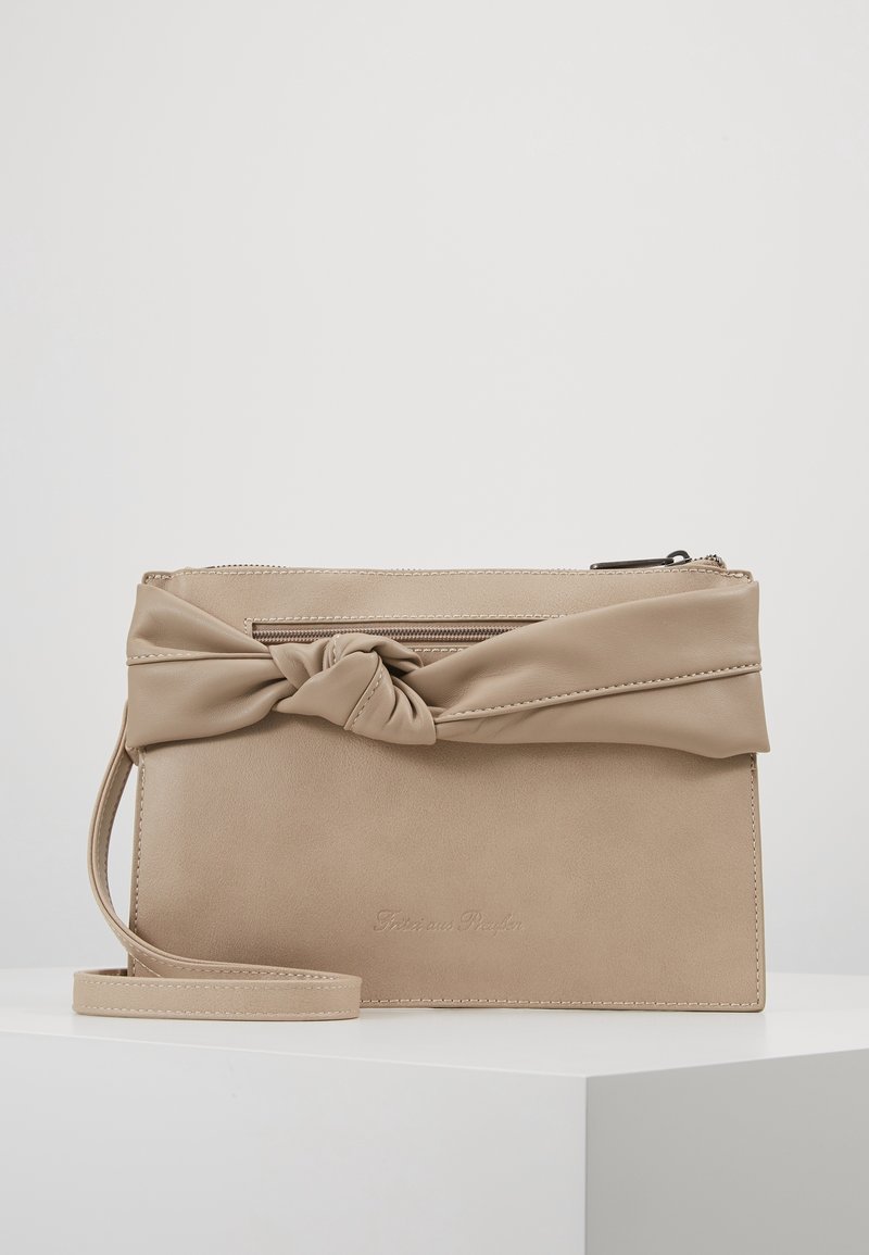 Beige Leder-Clutch mit einem geknoteten Stoffakzent oben, ausgestattet mit einem Reißverschluss und einem abnehmbaren Handgelenkriemen. Glatte Textur.