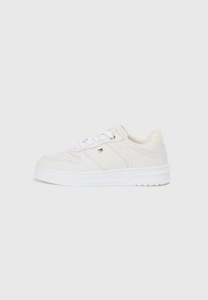 Weiße Low-Top-Sneaker mit Schnürung an der Vorderseite, durchlöchertem Zehenbereich und kleinem rot-weißen und schwarzen Logo an der Seite vor einem schlichten Hintergrund.