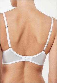 Witte bh met verstelbare bandjes, een haak-en-oogsluiting en een mesh rugontwerp voor ademend vermogen en comfort.