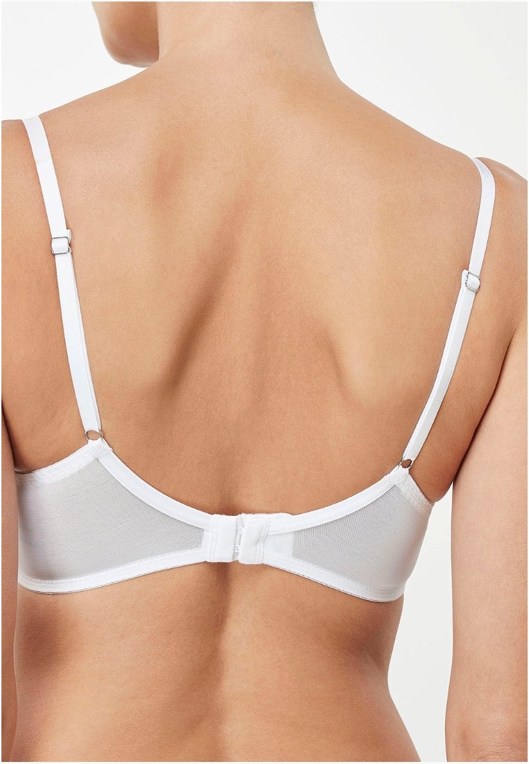 Witte bh met verstelbare bandjes, een haak-en-oogsluiting en een mesh rugontwerp voor ademend vermogen en comfort.