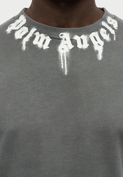 Γκρι βαμβακερό μπλουζάκι με στρογγυλή λαιμόκοψη και λευκό σχεδιασμό κειμένου που στάζει, με τη φράση "Palm Angels" στο στήθος.