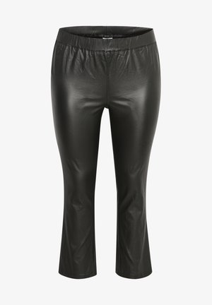 Schwarze Kunstlederhosen mit elastischem Bund, slim fit und ausgestelltem Saum. Die Oberfläche hat eine glatte und glänzende Textur.