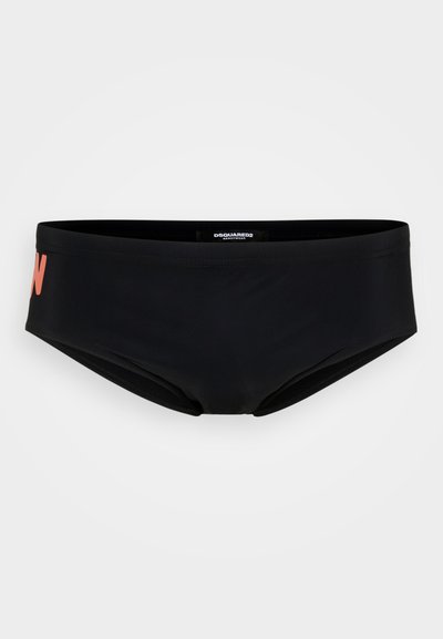 Schwarze Badebriefe für Männer mit einem kleinen orangefarbenen Logo auf der linken Seite und einem Markenlabel im Bund.