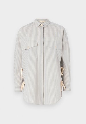 Camicia a righe in blu chiaro e crema, con colletto aperto, due tasche sul petto con bottoni dorati e lacci regolabili sui lati.
