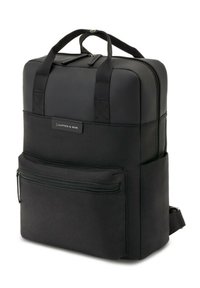 Czarny prostokątny plecak z przednią kieszenią na zamek, górnymi uchwytami, wyściełanymi szelkami na ramiona oraz logo „Kapten & Son” na przednim panelu.