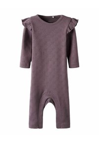 Lila overall med långa ärmar, med ett texturerat hjärtformat mönster, volangdetaljer vid axlarna och en rund halsringning. Ribbad ärmslut och öppna fötter.