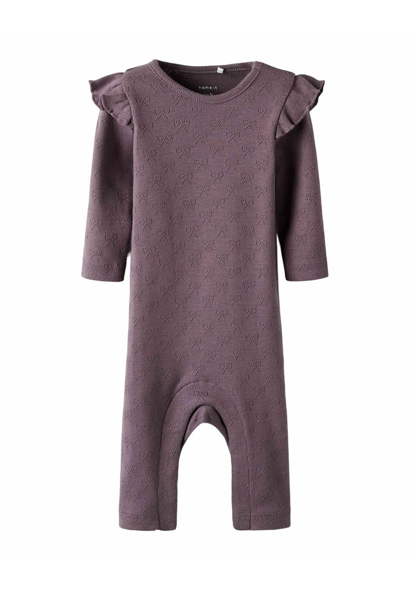 Lila overall med långa ärmar, med ett texturerat hjärtformat mönster, volangdetaljer vid axlarna och en rund halsringning. Ribbad ärmslut och öppna fötter.