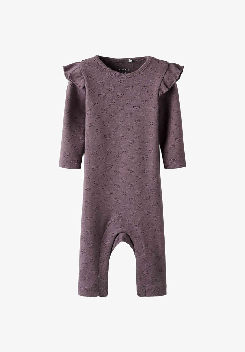 Lilla kombinesoon pika varrukaga, millel on tekstureeritud südame muster, volangdetailidega õlavarre aksendid ja ümmargune kaelus. Ribaga mansetid ja avatud jalad.