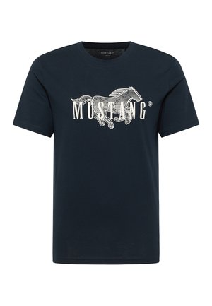 Camiseta de algodón azul marino con cuello redondo, que presenta un gráfico blanco de un caballo galopando y el texto "MUSTANG" debajo.