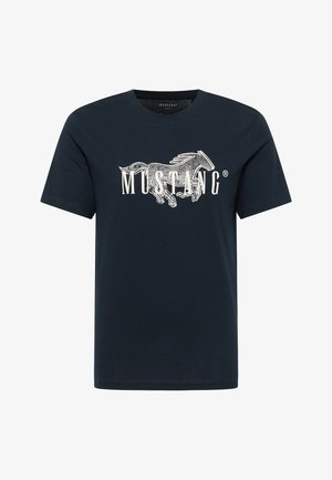 Tengerészeti kék pamut póló, kerek nyakkal, fehér grafikával egy vágtázó lóról, alatta a "MUSTANG" felirattal.