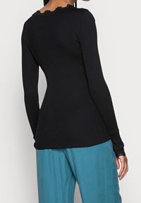 Rosemunde Långärmad tröja - black