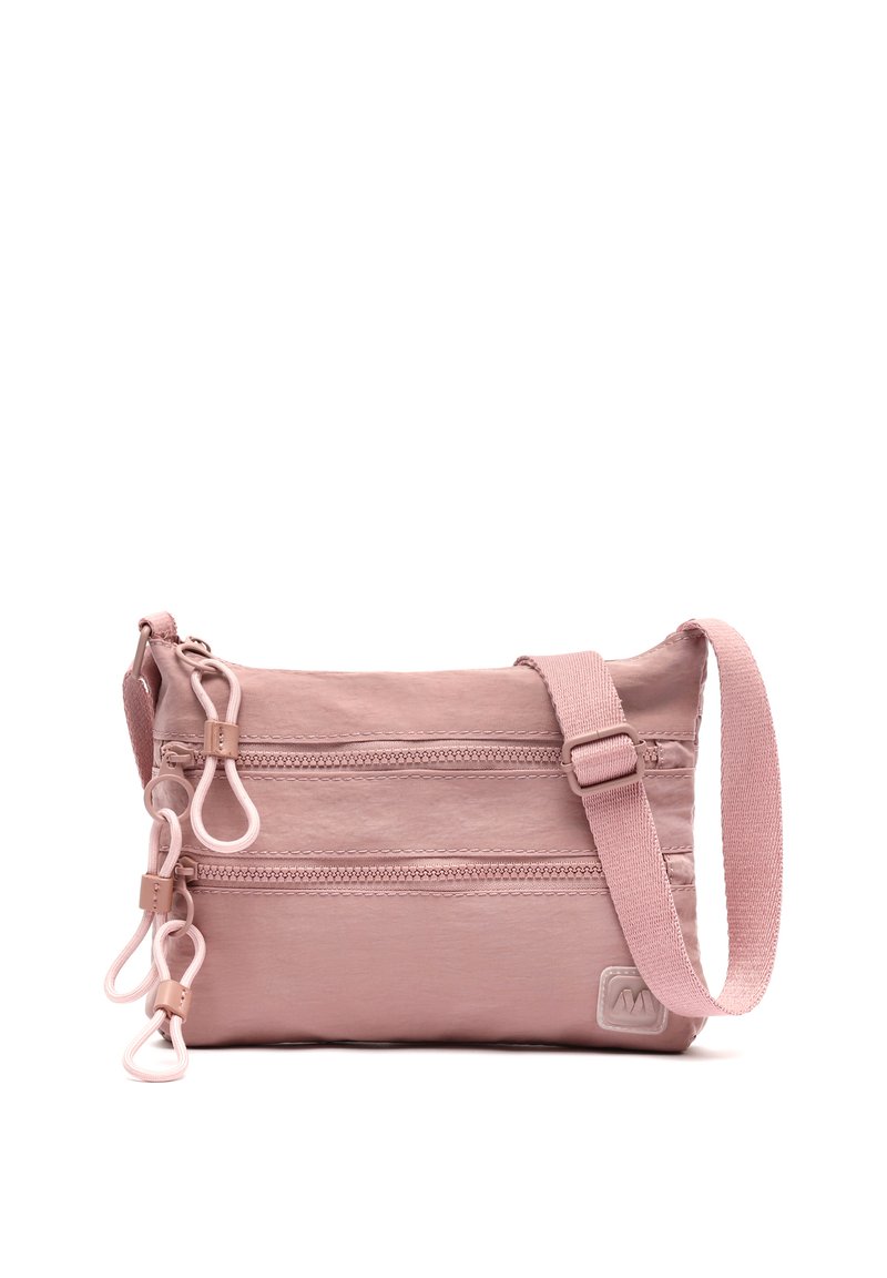 Borsa a croce rosa realizzata in materiale morbido, con tre scomparti con zip, tracolla regolabile e dettagli testurizzati sulle cerniere.