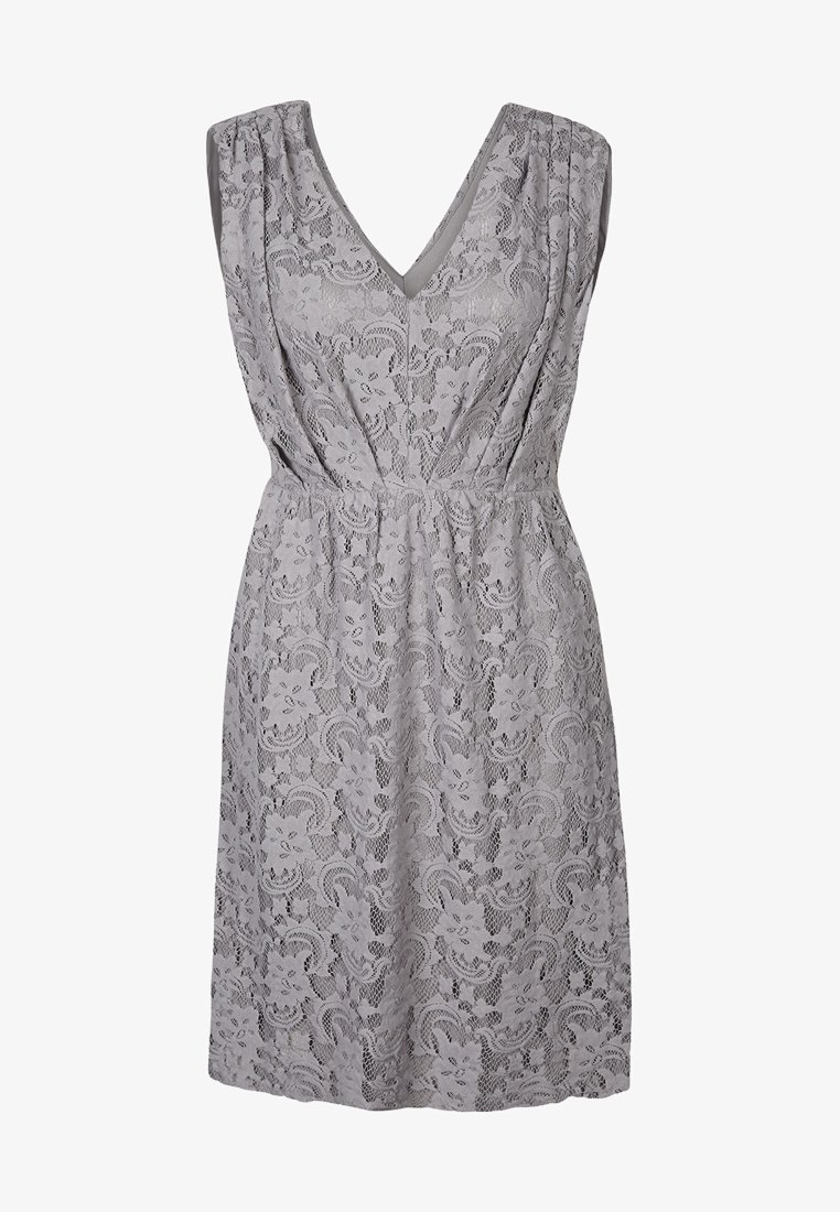 Robe sans manches en dentelle grise avec décolleté en V, taille froncée et motif floral en dentelle, longueur genou, corsage ajusté et épaules doucement drapées.
