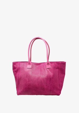 Sac fourre-tout rose avec un motif en cuir de serpent texturé, poignées en cuir lisse et accents carrés ; design spacieux pour une facilité d'utilisation.