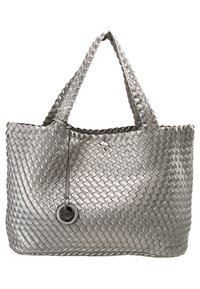 Borsa a mano intrecciata color argento con due manici, caratterizzata da un motivo strutturato e una targhetta rotonda con logo. Realizzata in materiale resistente, design spazioso.