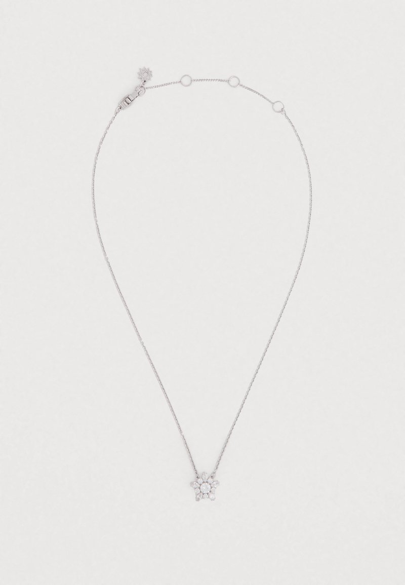 Colar de corrente prateada com um pendente floral adornado com múltiplas pedras transparentes, exibindo um design delicado e acabamento polido.